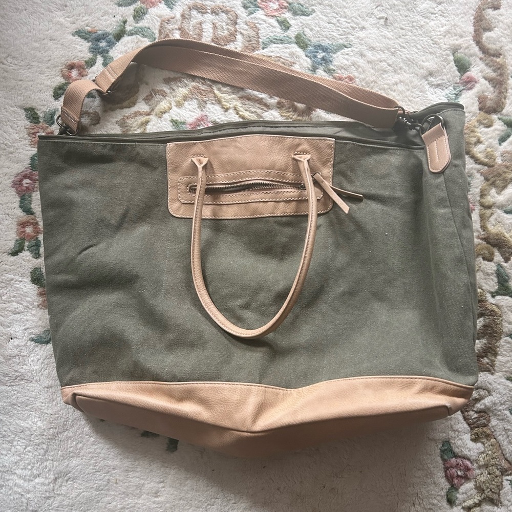 Weekender Bag with detachable crossbody strap